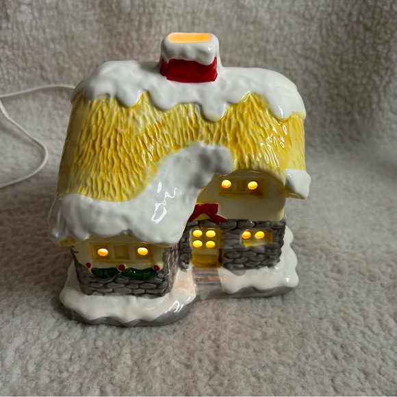 Christmas lighted yellow snow ceramic cottage 6.5" vintage made in Taiwan WORKS - Picture 2 of 10